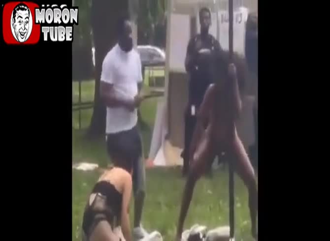 Video :In a Chicago children's park, a strip club opens